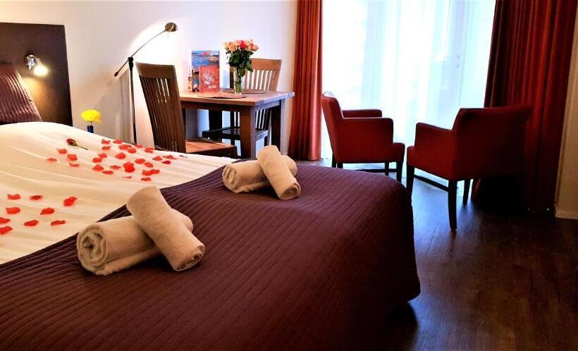 컴포트 룸, Dolores Ameland