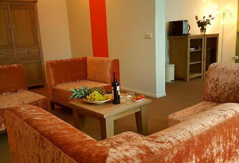 패밀리 룸, Dolores Ameland