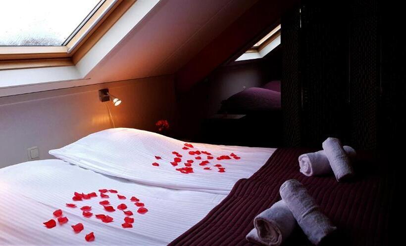 패밀리 룸, Dolores Ameland