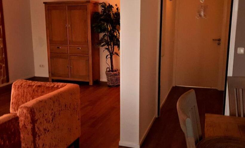 패밀리 룸, Dolores Ameland