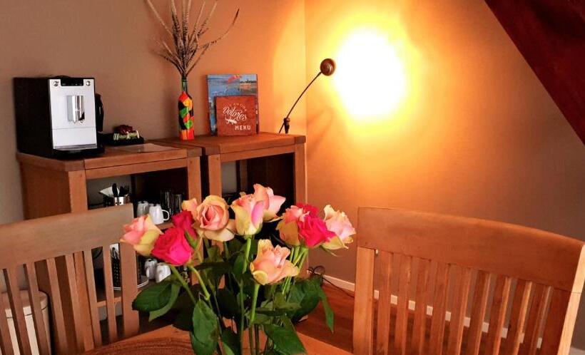 패밀리 룸, Dolores Ameland