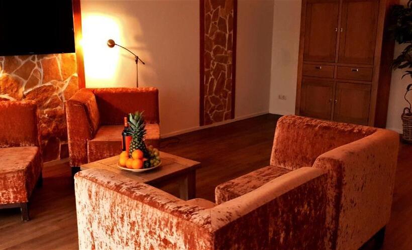 패밀리 룸, Dolores Ameland