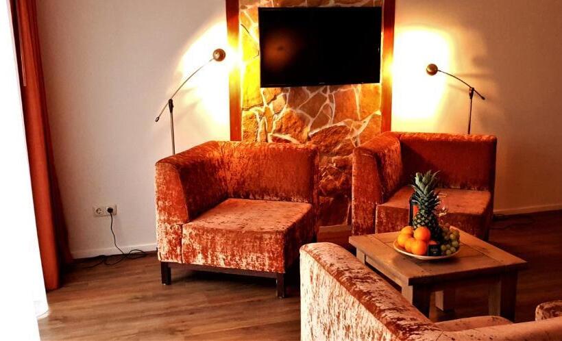 패밀리 룸, Dolores Ameland