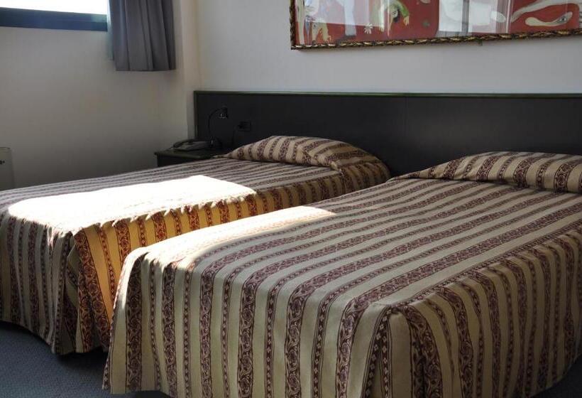 غرفة قياسية ثلاثية, Green