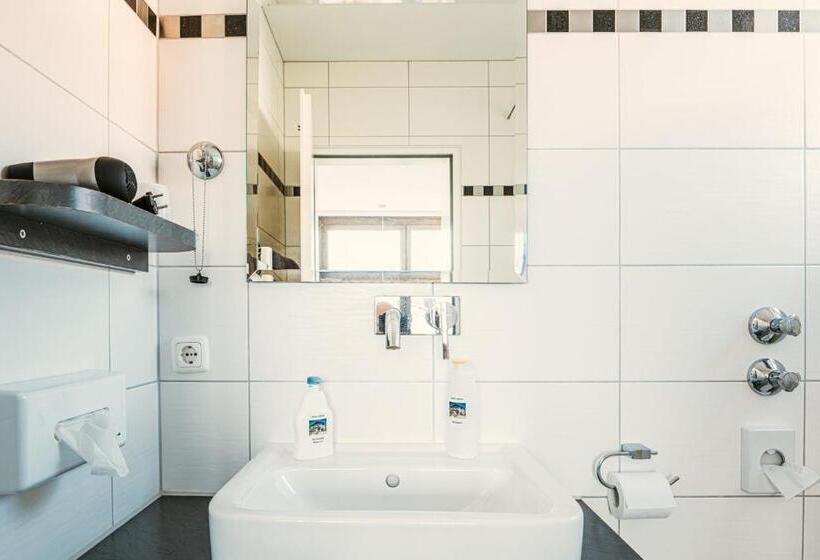 اتاق استاندارد یک نفره, Jakob