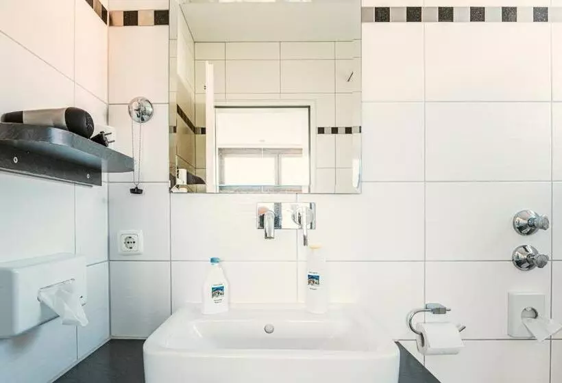 Quarto Estandar Individual, Jakob