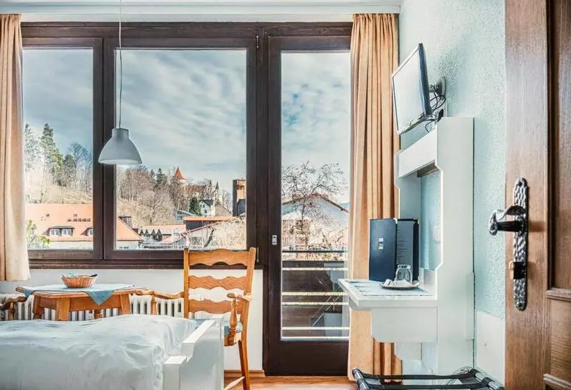 Quarto Estandar Individual, Jakob