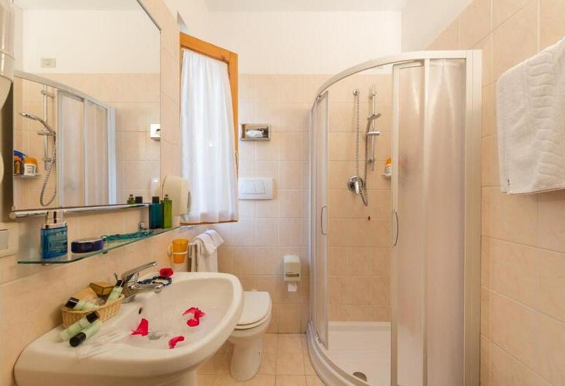 标准三人间, La Pace