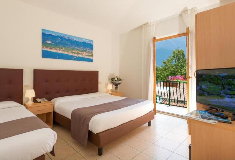 标准三人间, La Pace