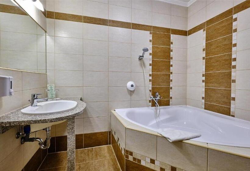 디럭스 스위트, Lugas