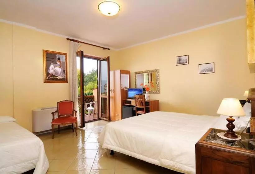 اتاق استاندارد سه نفره, Villa La Colombaia