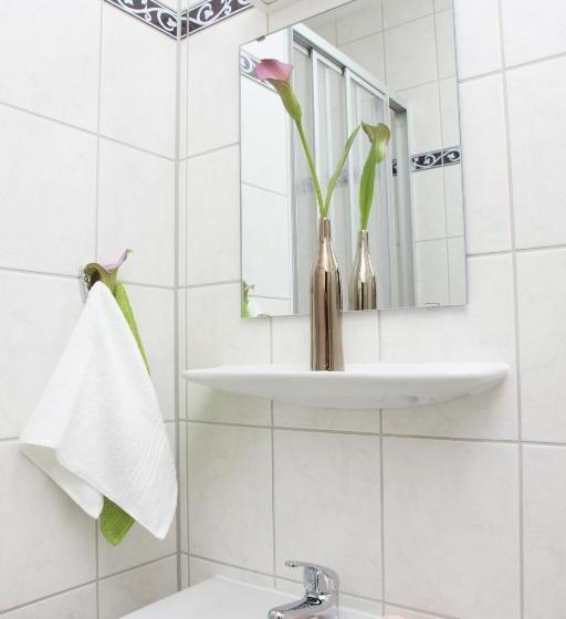 اتاق استاندارد سه نفره, Arche