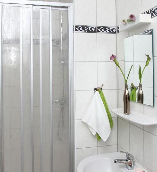 اتاق استاندارد سه نفره, Arche