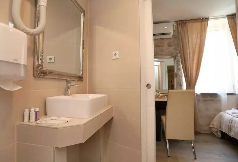 Habitació Basic, Villa Carrara