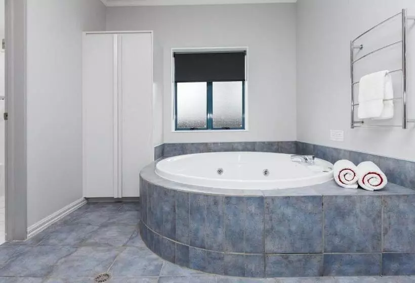 استودیوی استاندارد, Aubyn Court Spa Motel