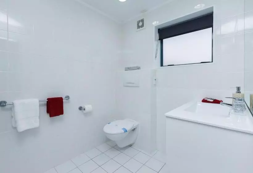 استودیوی استاندارد, Aubyn Court Spa Motel