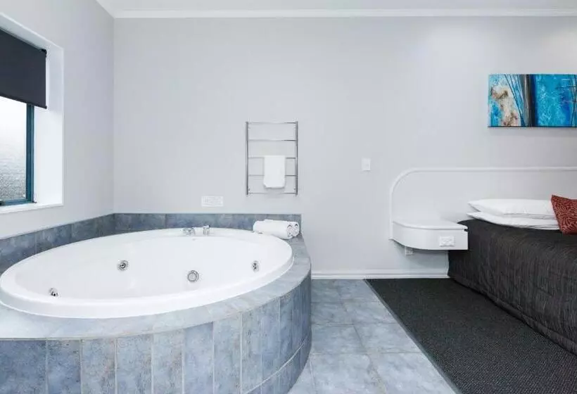 استودیوی استاندارد, Aubyn Court Spa Motel