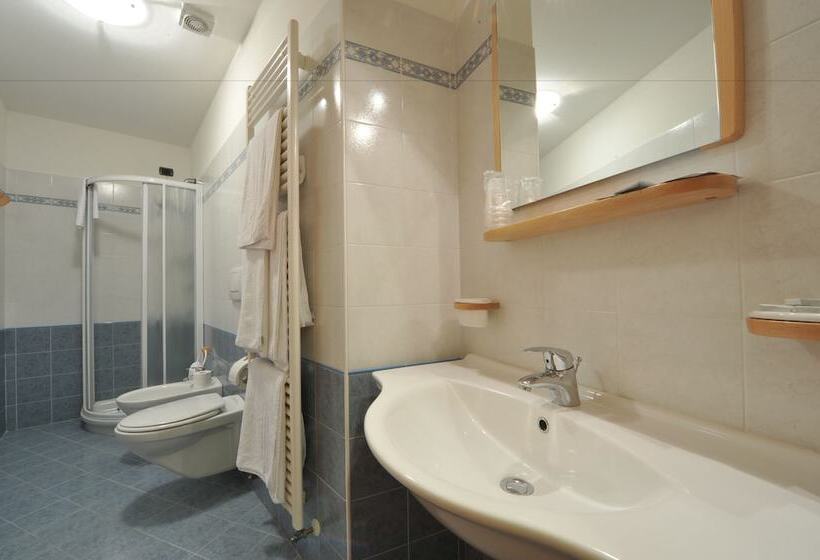 חדר סופריור לארבעה, Adamello