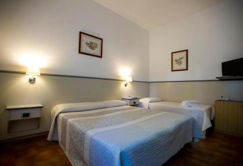 Chambre Triple Standard, Ai Tufi
