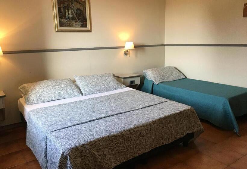 Chambre Triple Standard, Ai Tufi