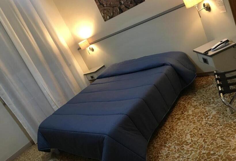 Chambre Standard Individuelle, Ai Tufi
