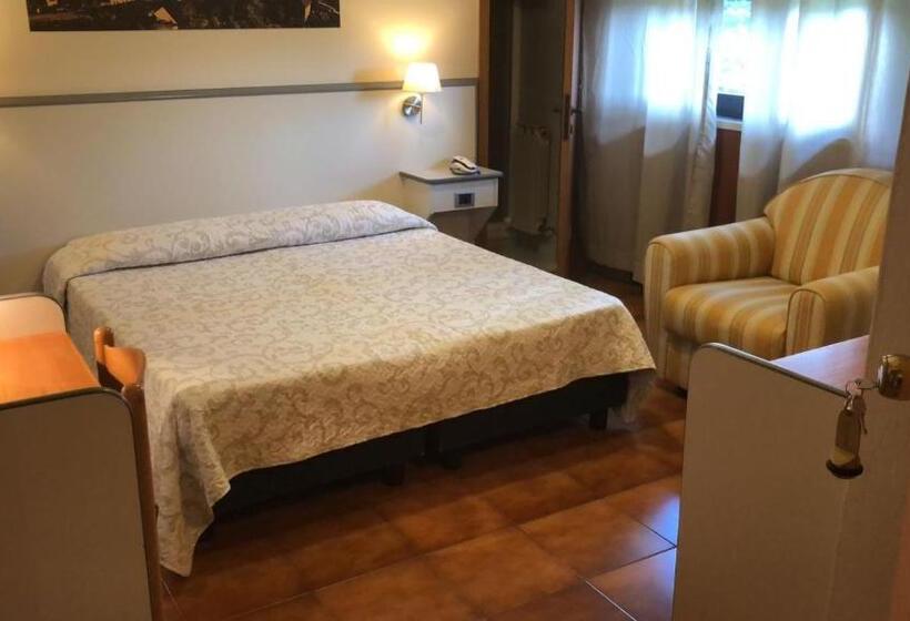 Chambre Supérieure, Ai Tufi