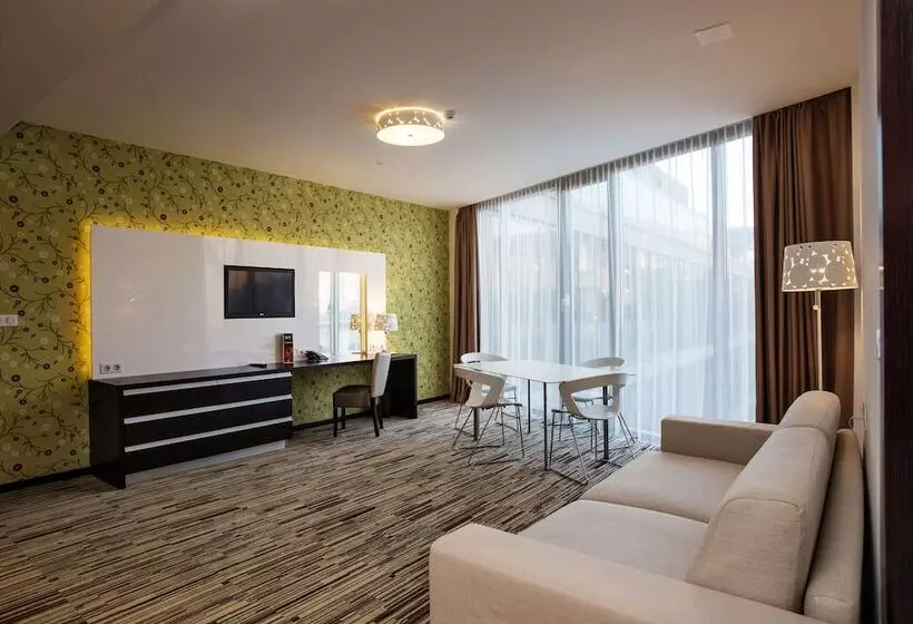 ２ベッドスイートルーム, Art Hotel Szeged