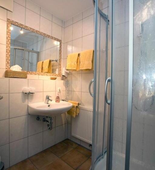 适合残疾人士使用的带超级大床的标准间, Birnbaumhof   Hotel Pension Und Ferienwohnungen