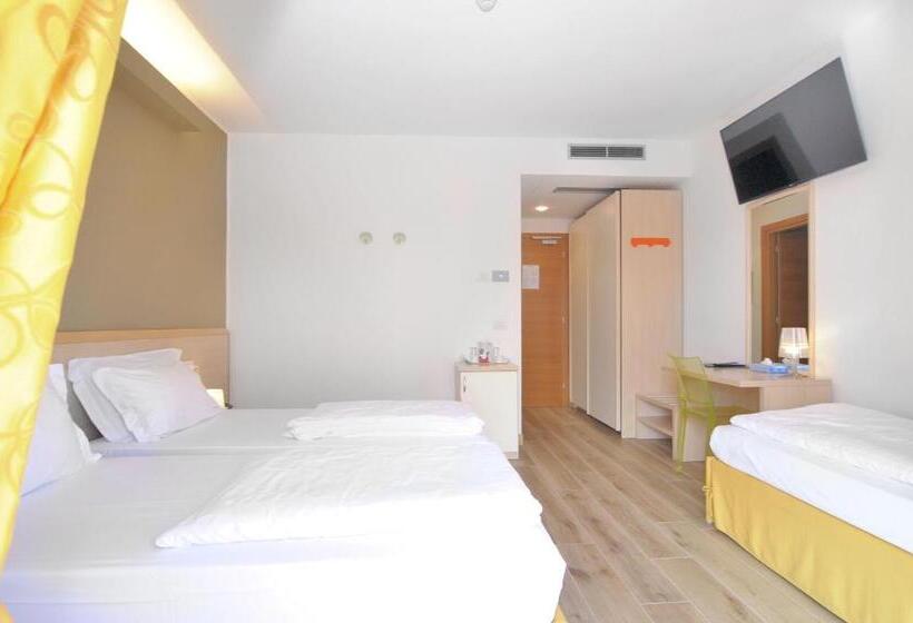 Camera Tripla Classica con Balcone, Cleofe