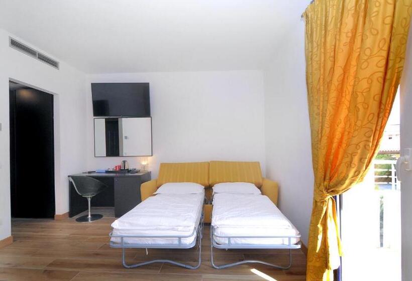 Camera Quadrupla Standard con Balcone, Cleofe