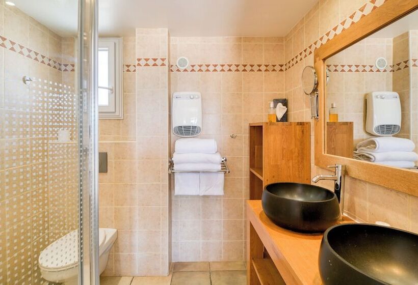 庭の見えるスタンダードトリプルルーム, La Nartelle