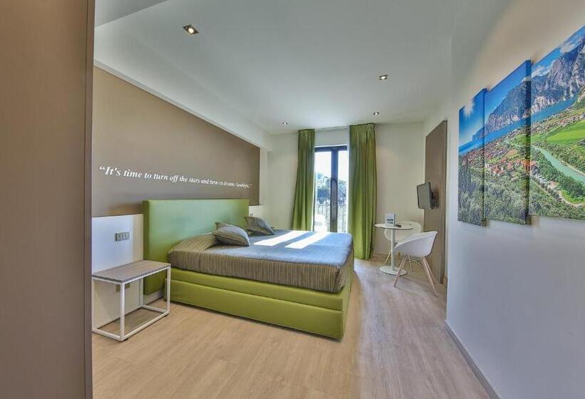 חדר בסיסי עם מרפסת, Ideal