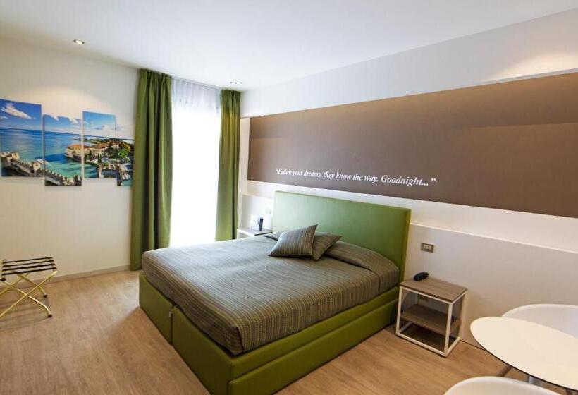 חדר בסיסי עם מרפסת, Ideal