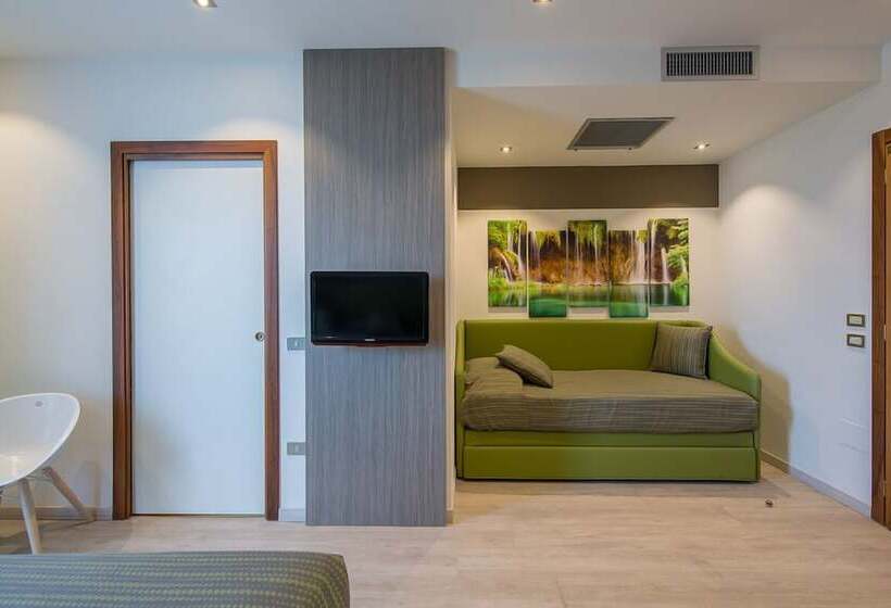 חדר סופריור לשלושה, Ideal