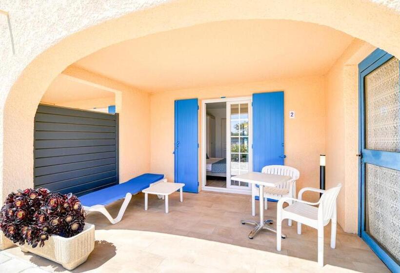 庭の見えるスタンダードトリプルルーム, La Nartelle