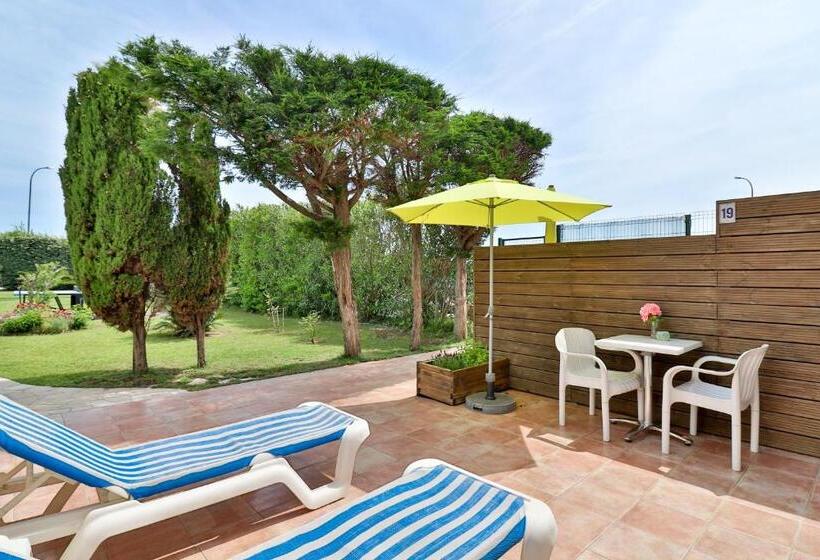 Comfort room with garden view, La Nartelle