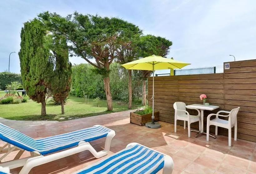 Comfort room with garden view, La Nartelle