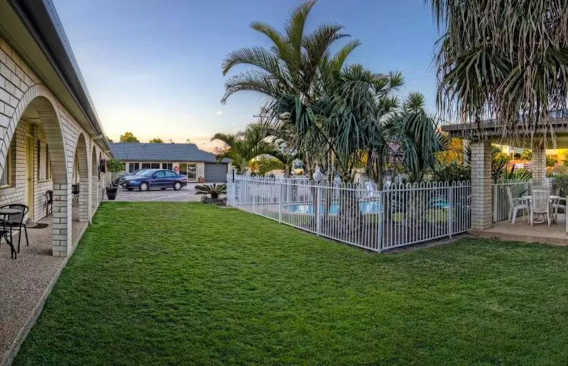 آپارتمان خانوادگی, Sunshine Coast Airport Motel
