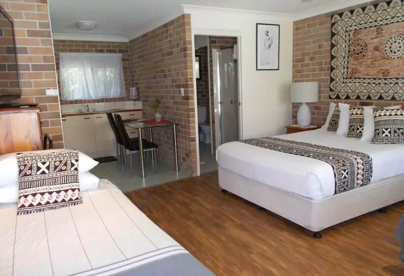 آپارتمان خانوادگی, Sunshine Coast Airport Motel