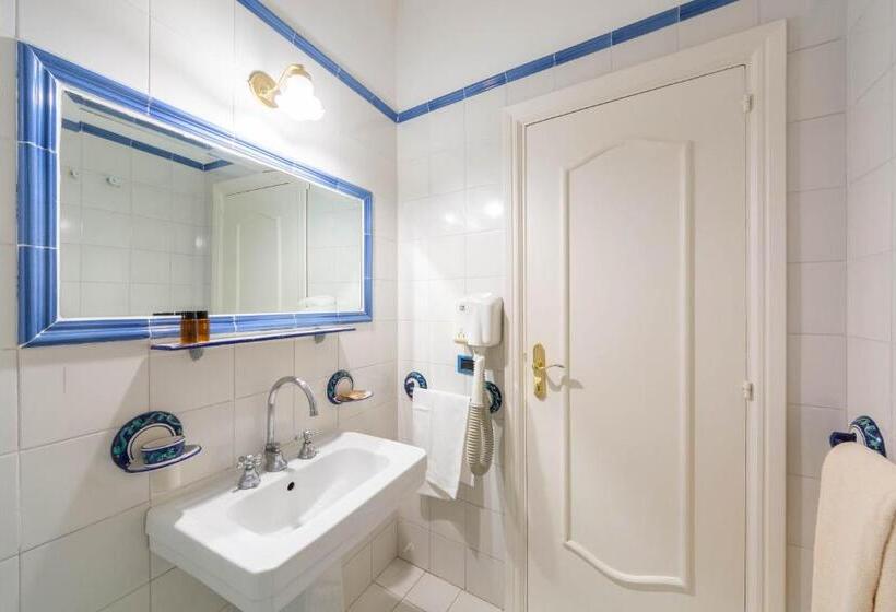 اتاق اساندارد با چشمانداز جانبی به دریا, Villa San Michele