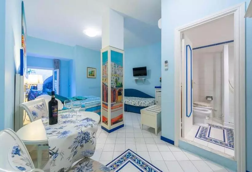 اتاق اساندارد با چشم‌انداز جانبی به دریا, Villa San Michele