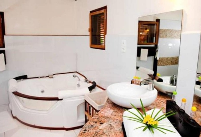 بانگلوی استاندارد با چشمانداز دریا, Ravintsara Wellness