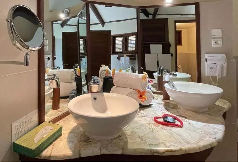 بانگلوی استاندارد با چشم‌انداز دریا, Ravintsara Wellness