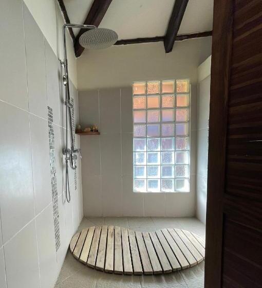 بانگلوی استاندارد با چشمانداز دریا, Ravintsara Wellness