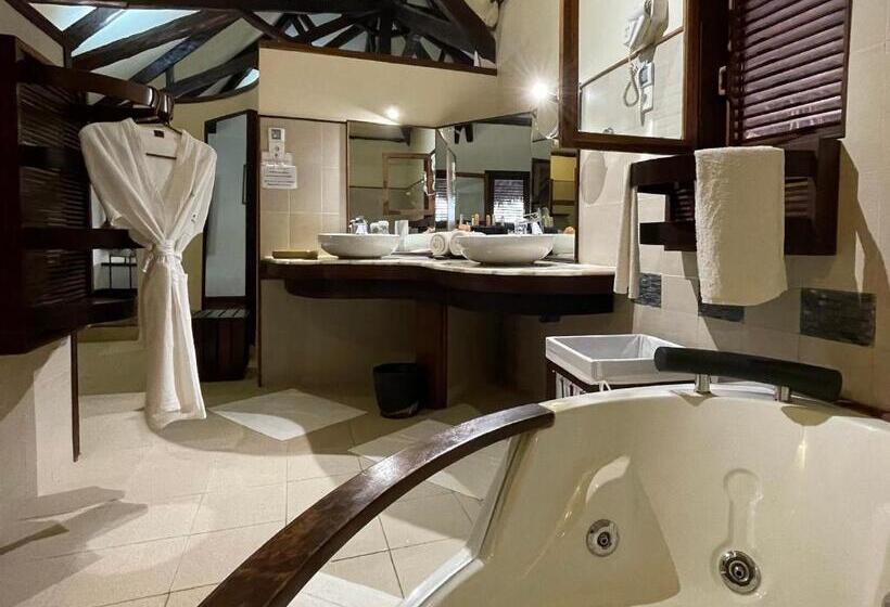 بانگلوی استاندارد با چشمانداز دریا, Ravintsara Wellness