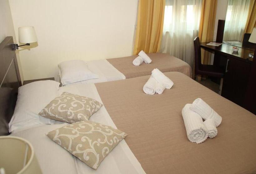 اتاق استاندارد سه نفره, Villa Adriana