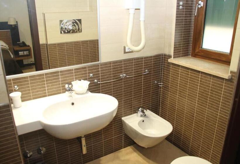 اتاق استاندارد سه نفره, Villa Adriana