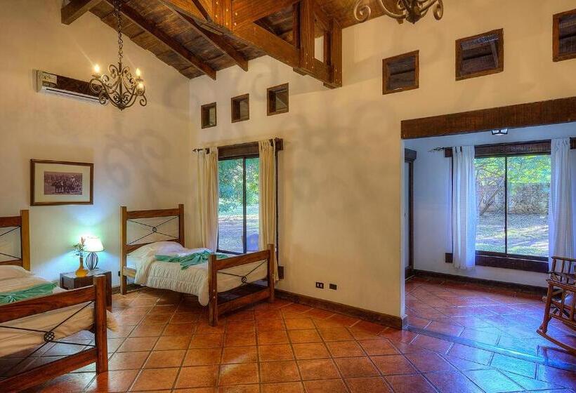 جناح جونيور, Hacienda La Pacifica