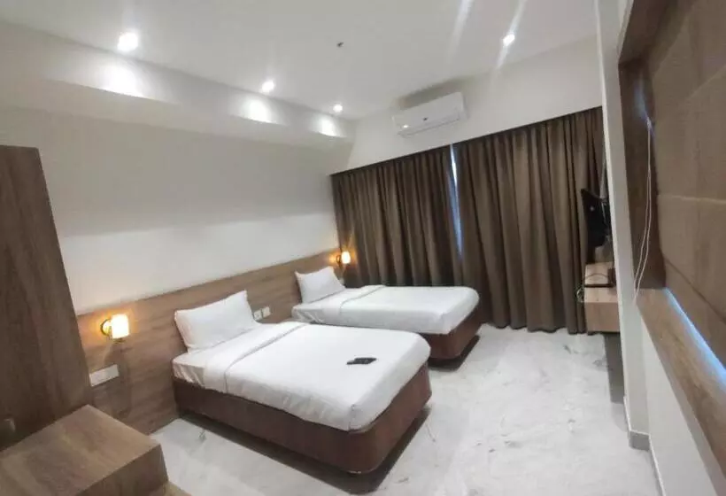 اتاق لوکس با تخت بزرگ, Royal Paris