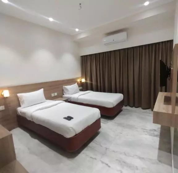 اتاق لوکس با تخت بزرگ, Royal Paris